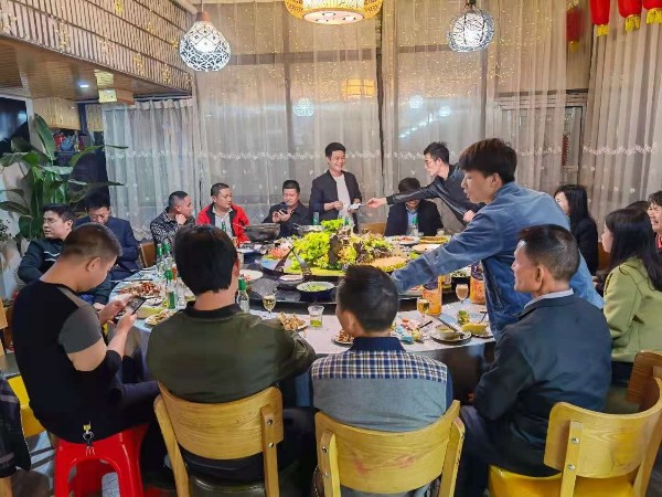 TPE材料廠家金華國(guó)豐用聚餐迎接最美四月天