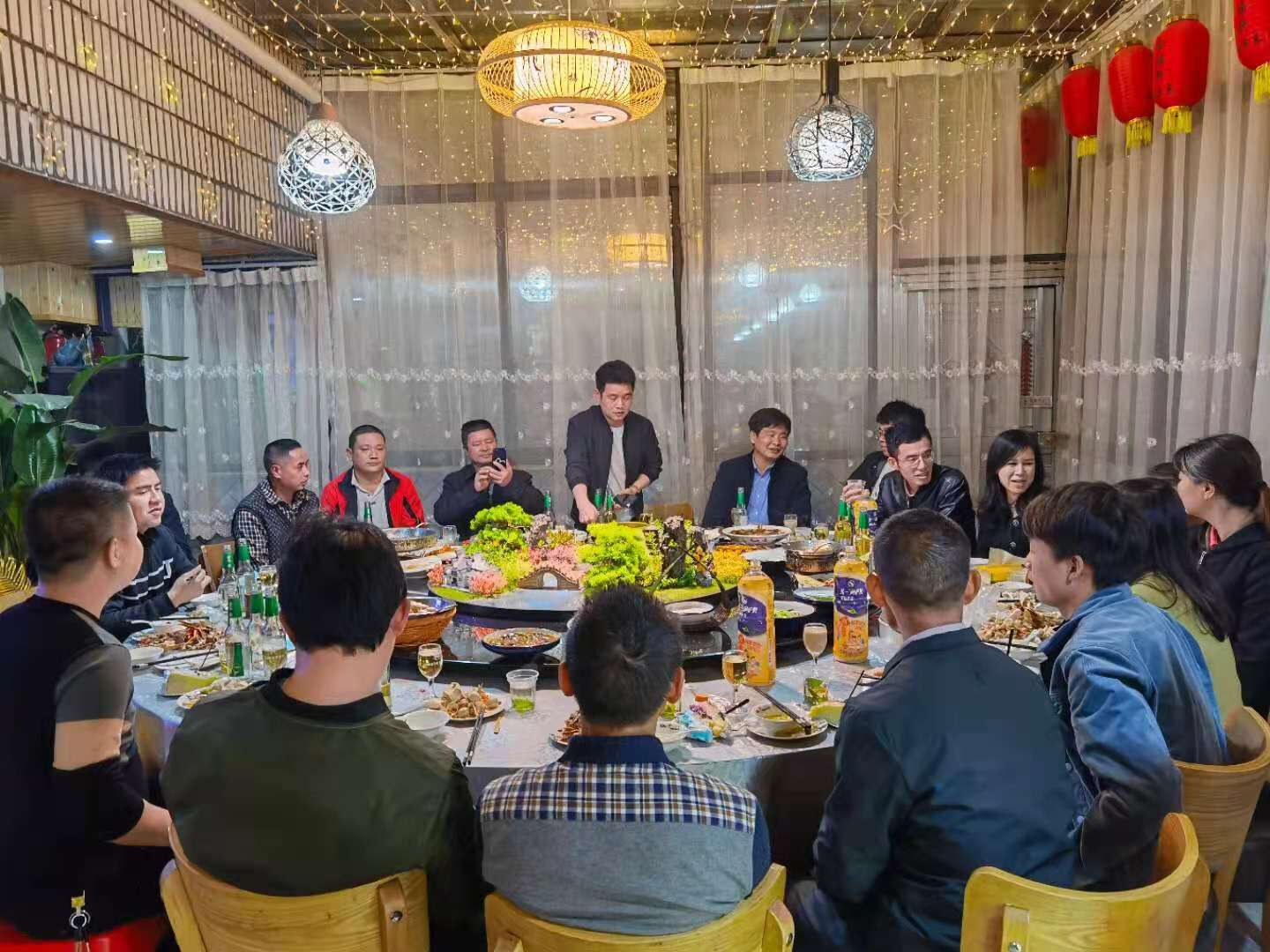 TPE材料廠家金華國(guó)豐用聚餐迎接最美四月天