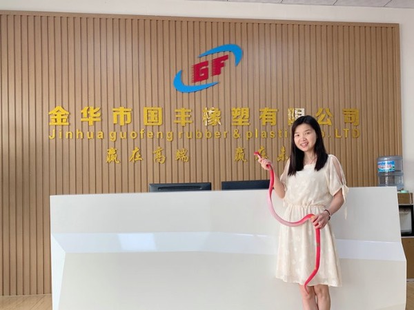 一膽大美女徒手捉蛇，太厲害了。